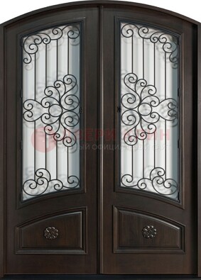 Арочная дверь со стеклом и ковкой ДА-33 в загородный дом в Воронеже