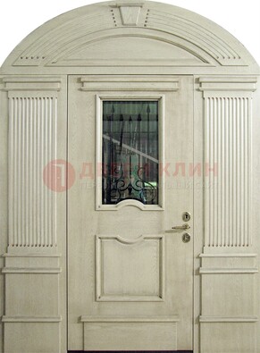 Белая входная дверь массив со стеклом и ковкой ДА-49 в Воронеже
