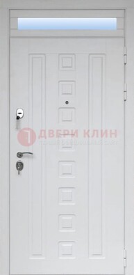 Белая металлическая дверь с фрамугой для коттеджа ДФГ-21 в Воронеже