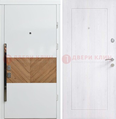 Белая железная дверь МДФ горизонтальной вставкой ДМ-265 в Воронеже