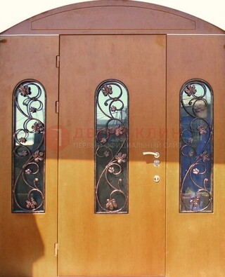 Парадная дверь со стеклянными вставками и ковкой ДПР-28 в общественное здание в Воронеже