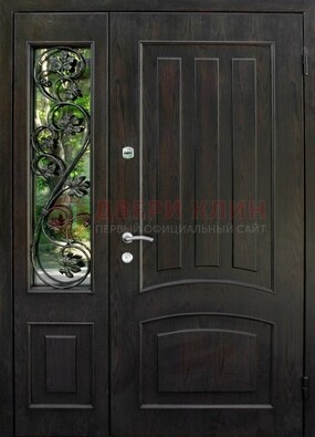 Парадная дверь со стеклянными вставками и ковкой ДПР-31 в кирпичный дом в Воронеже