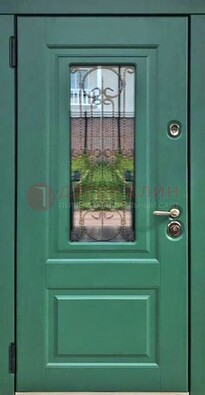 Зеленая металлическая дверь со стеклом и ковкой ДСК-113 в Воронеже