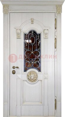 Белая железная дверь со стеклом и ковкой для кирпичного дома ДСК-155 в Воронеже