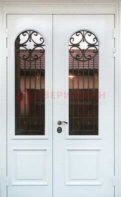 Белая стальная дверь стекло с ковкой и филенкой ДСК-201 в Воронеже