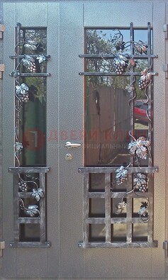 Распашная уличная дверь Порошок со стеклом и ковкой ДСК-221 в Воронеже
