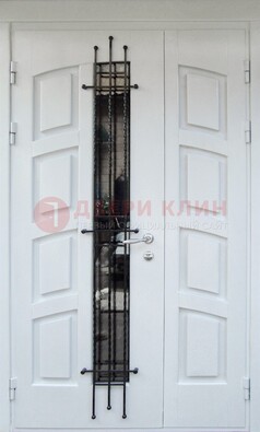 Белая полуторная стальная дверь с массивом для коттеджа ДСК-253 в Воронеже