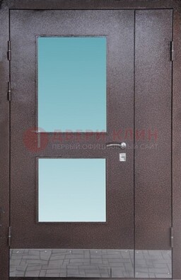 Коричневая тамбурная дверь со стеклянными вставками ДТМ-21 в Воронеже
