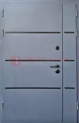 Серая металлическая тамбурная дверь с молдингами ДТМ-42 в Воронеже