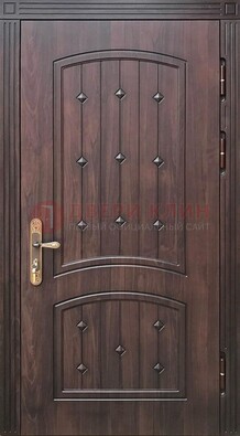 Коричневая уличная дверь с виноритом для дома ДВТ-235 в Воронеже