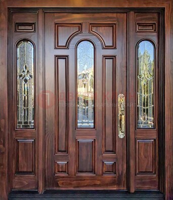 Железная классическая дверь с массивом дуба и витражом ВЖ-18 в Воронеже