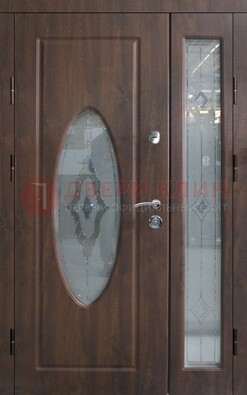 Коричневая двухстворчатая железная дверь с МДФ и витражом ВЖ-33 в Воронеже
